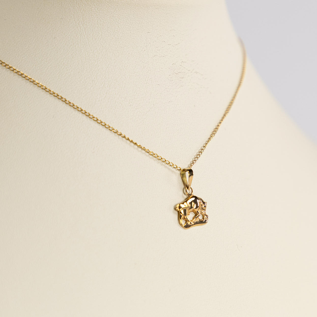 CHAIN WITH PENDANT. 18k gold.