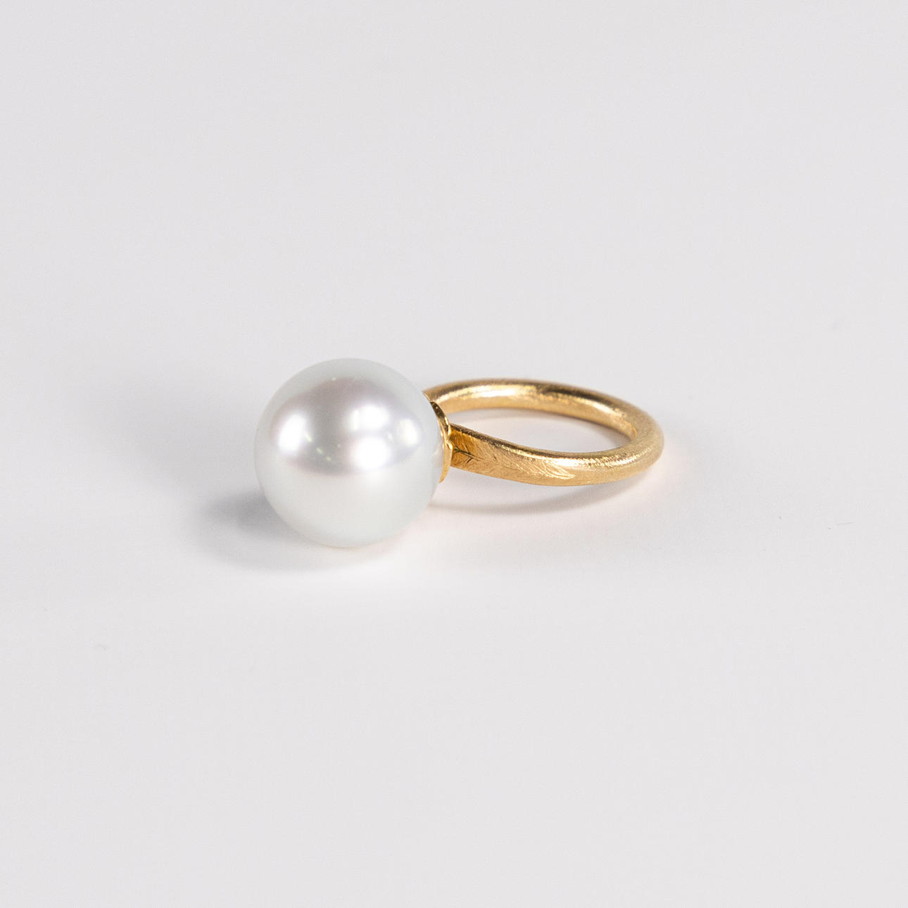 RING. 18k guld, vit söderhavspärla.