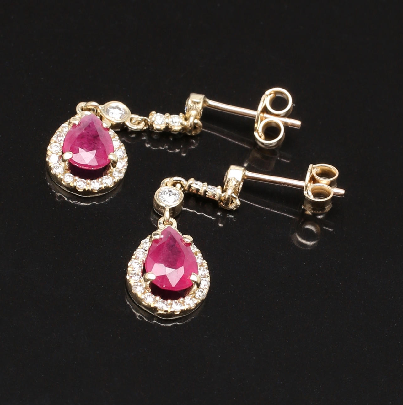 ÖRHÄNGEN i 14 K gult guld med rubiner och diamanter 0,60 ct.