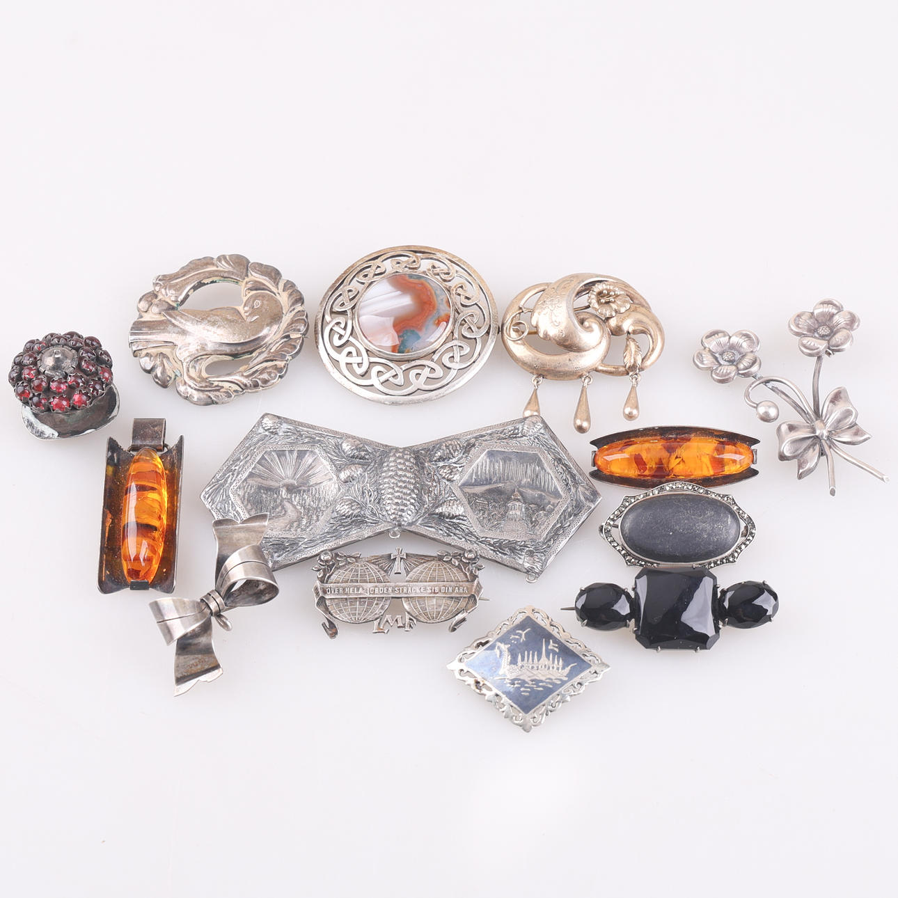 BROSCHER, 13 stycken, silver, totalvikt 121 gram.