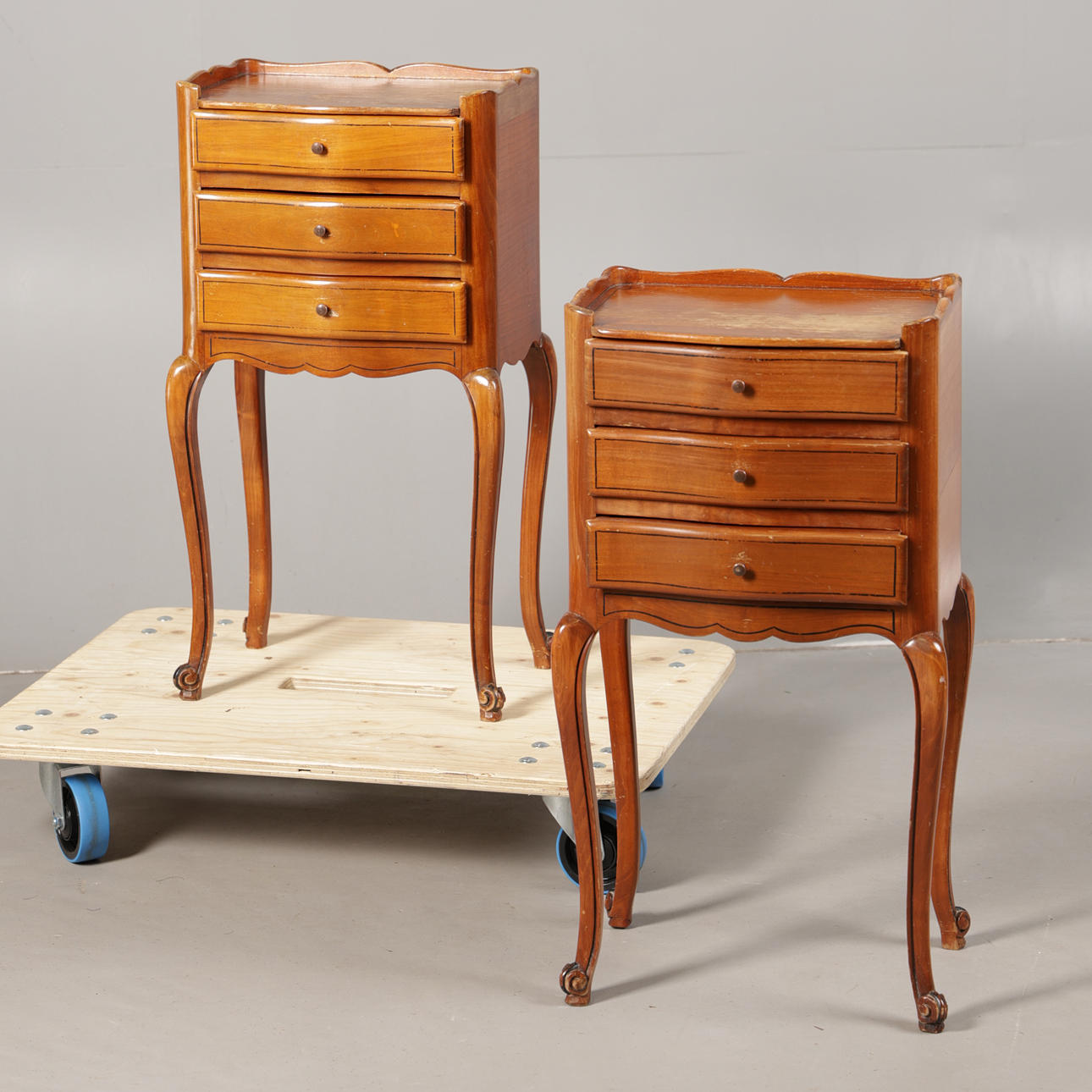 A PAIR OF 20TH-CENTURY BEDSIDE CHESTS (2).