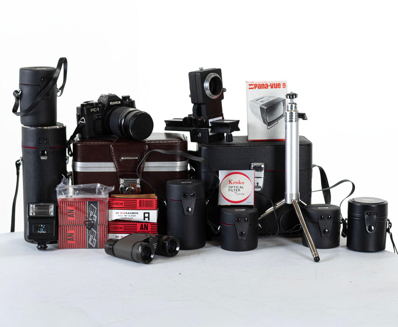 CAMERAS and accessories, a lot b.la Konica.