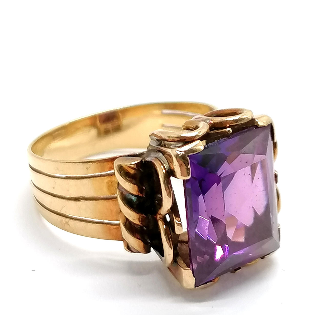 18ct GOLD ALEXANDRITE STONE SET RING.