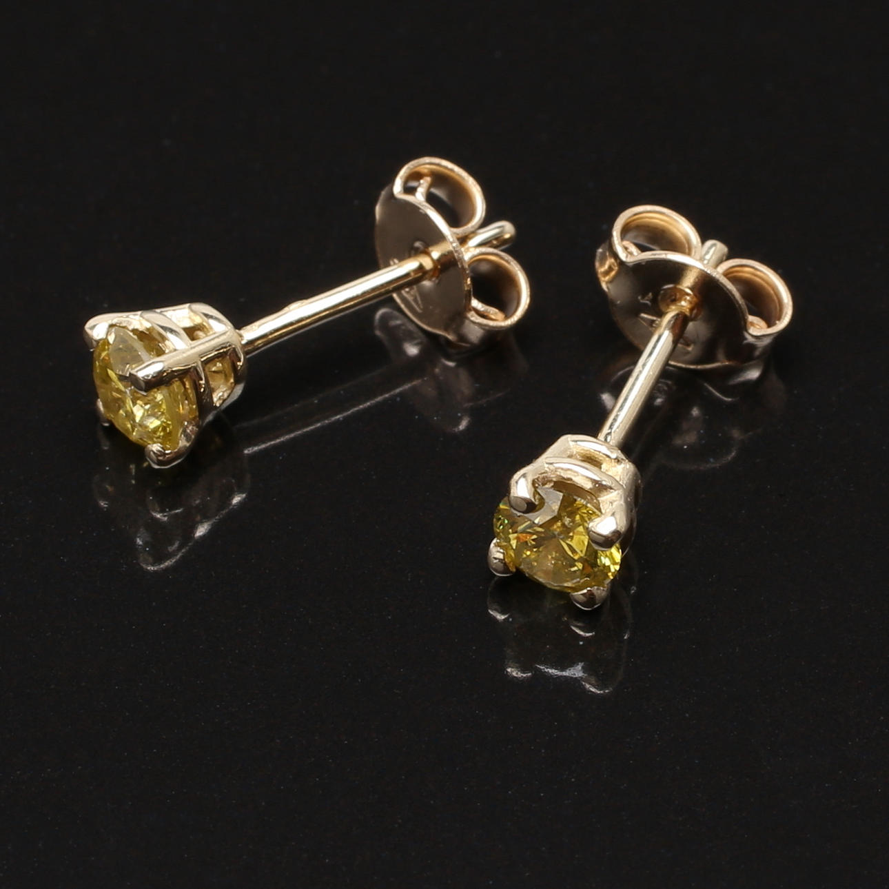ENSTENSÖRHÄNGEN i 14 K gult guld med fancy yellow diamanter 0,56 ct.