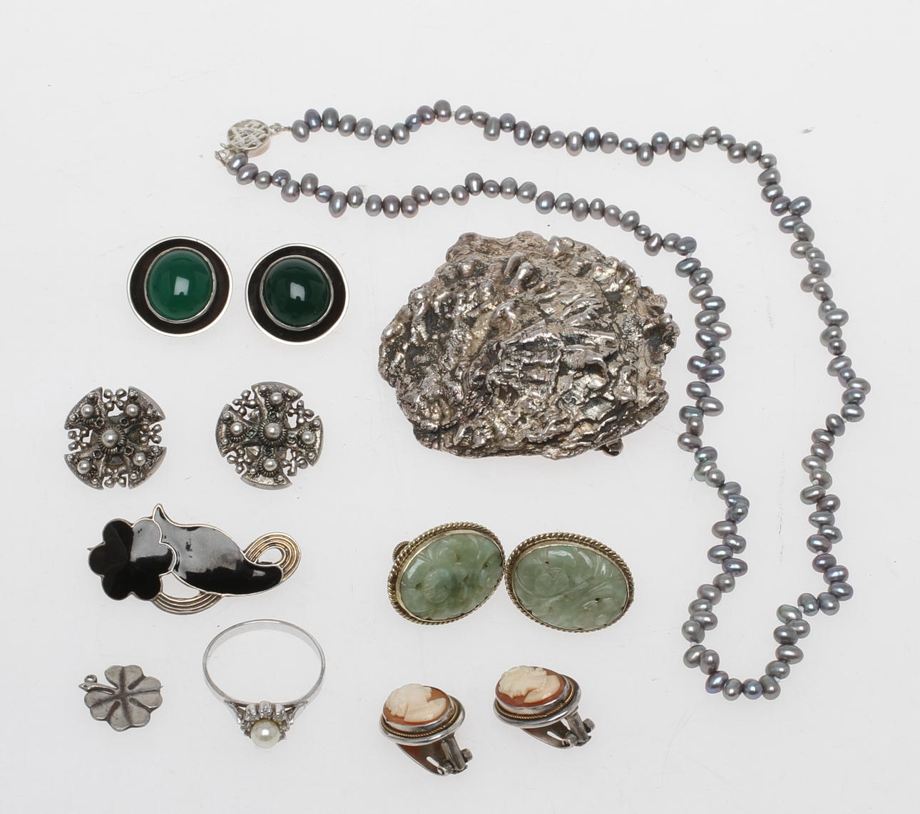 PARTI SMYCKEN, 9 delar, silver, bland annat örhängen, broscher, 1900-tal.