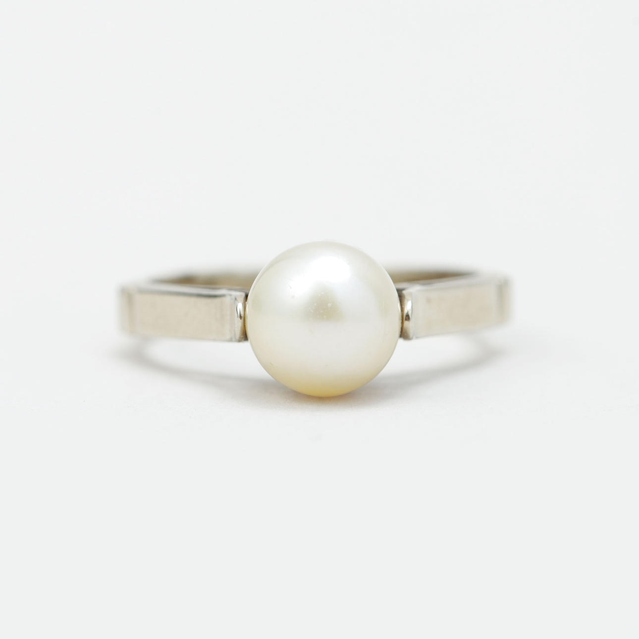 RING, 18k vitguld, odlad pärla, vikt ca 3,3 gram.