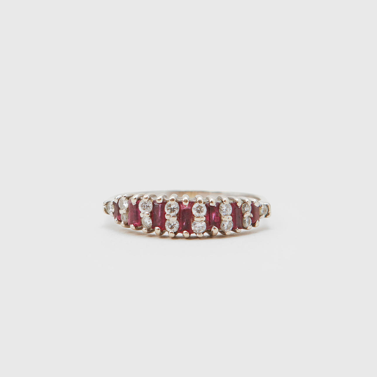 RING, 18k vitguld, rubiner, diamanter, vikt ca 2,6 gram.