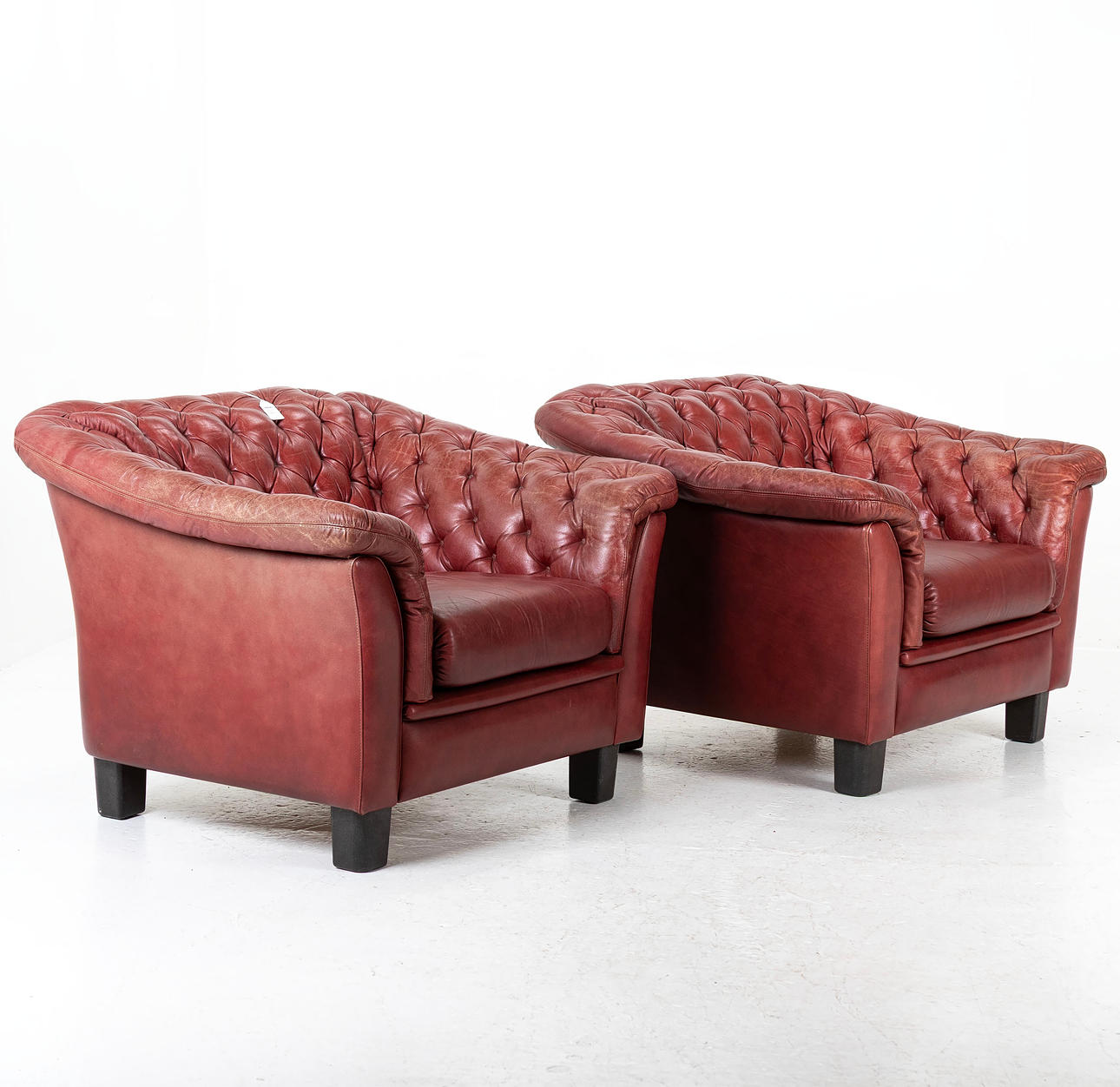 FÅTÖLJER, ett par, läder, "Chesterfield".