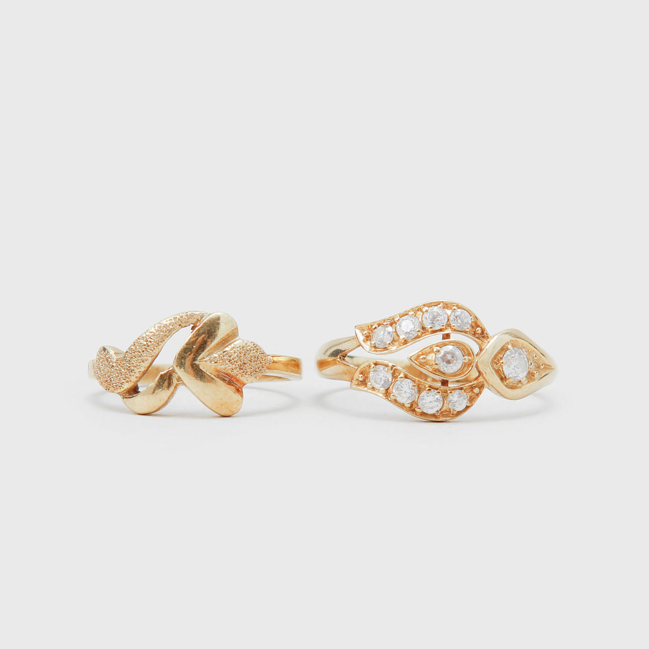 RINGAR, 2 st, 14k guld, syntetisk sten, vikt ca 5 gram.