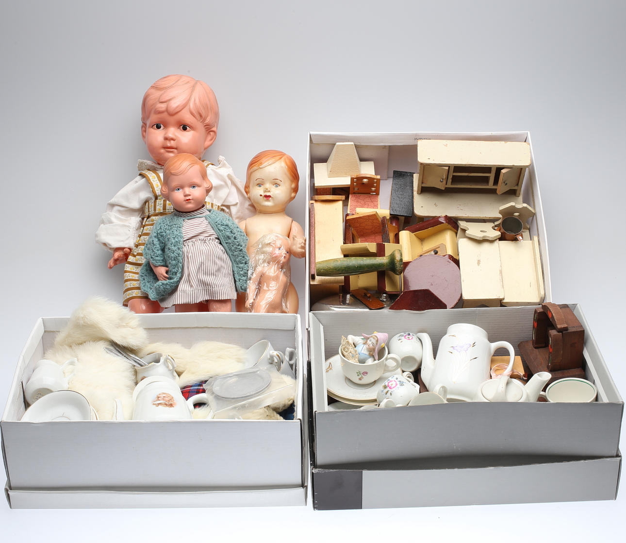 PARTI LEKSAKER, bl.a dockor och dockhusmöbler, 1900-talets första del.