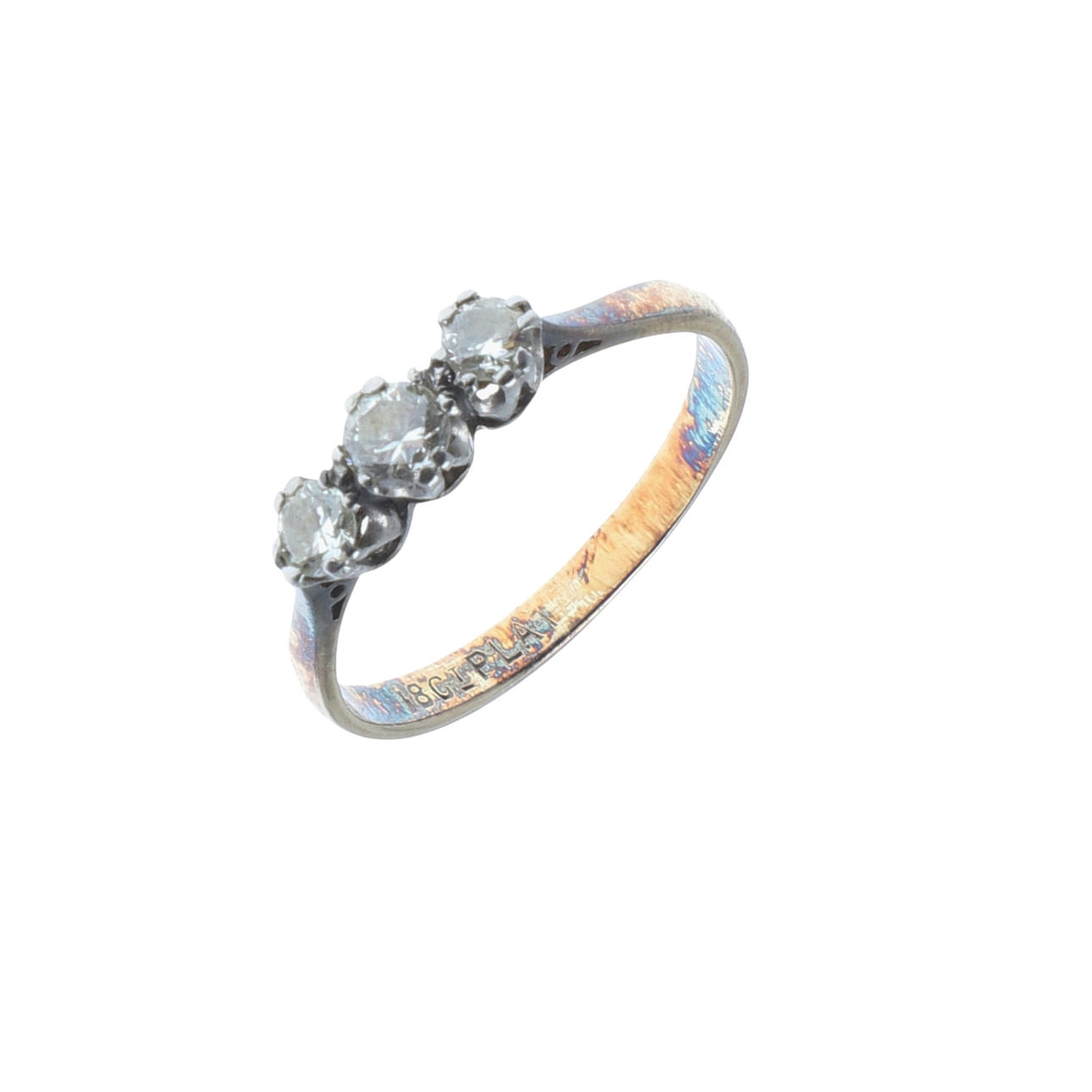 AN 18CT GOLD AND DIAMOND THREE STONE RING.