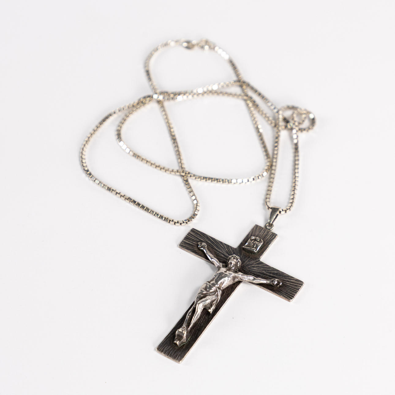 CHAIN WITH CRUCIFIX. Silver, Stigbert.
