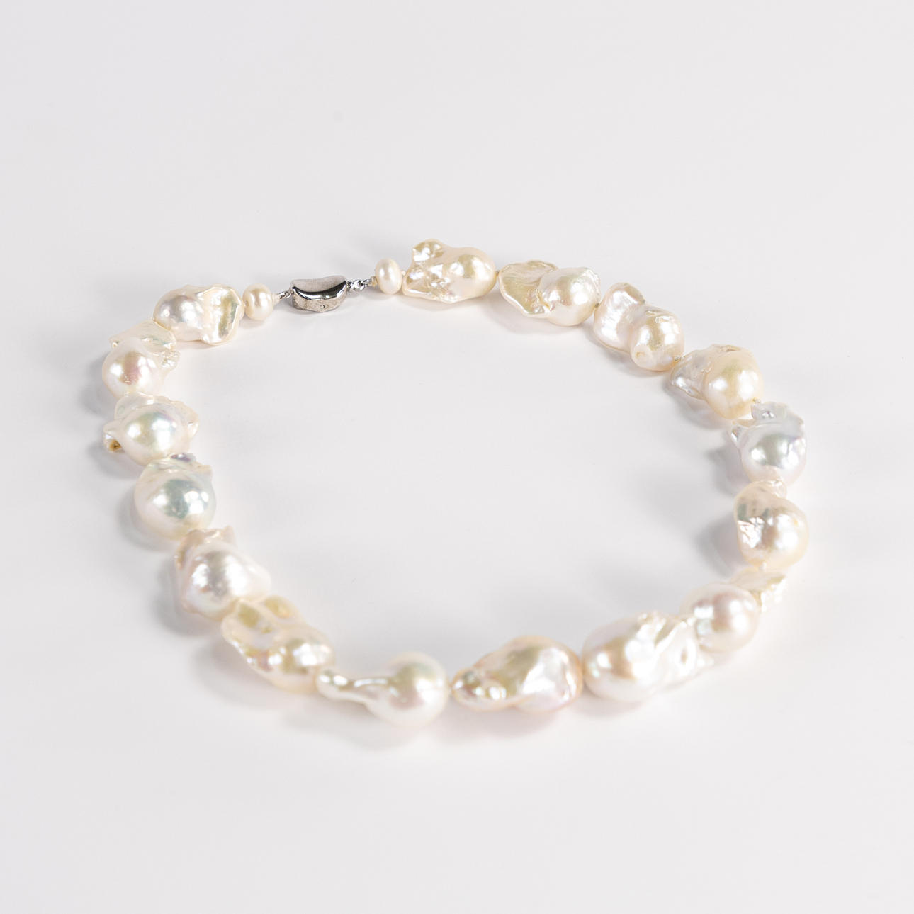 PEARL NECKLACE. Baroque pearls.