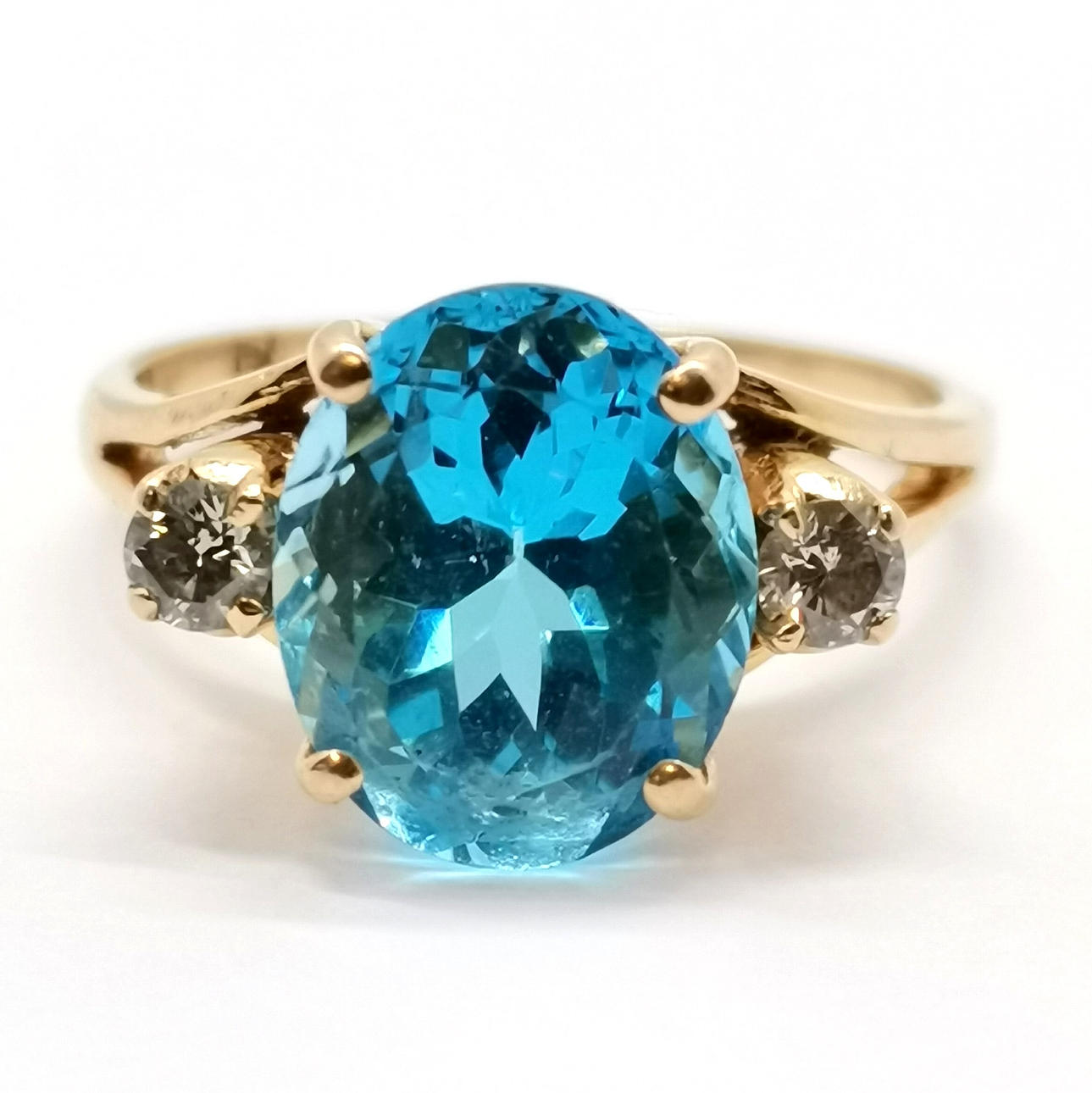 18ct GOLD BLUE TOPAZ & DIAMOND RING.