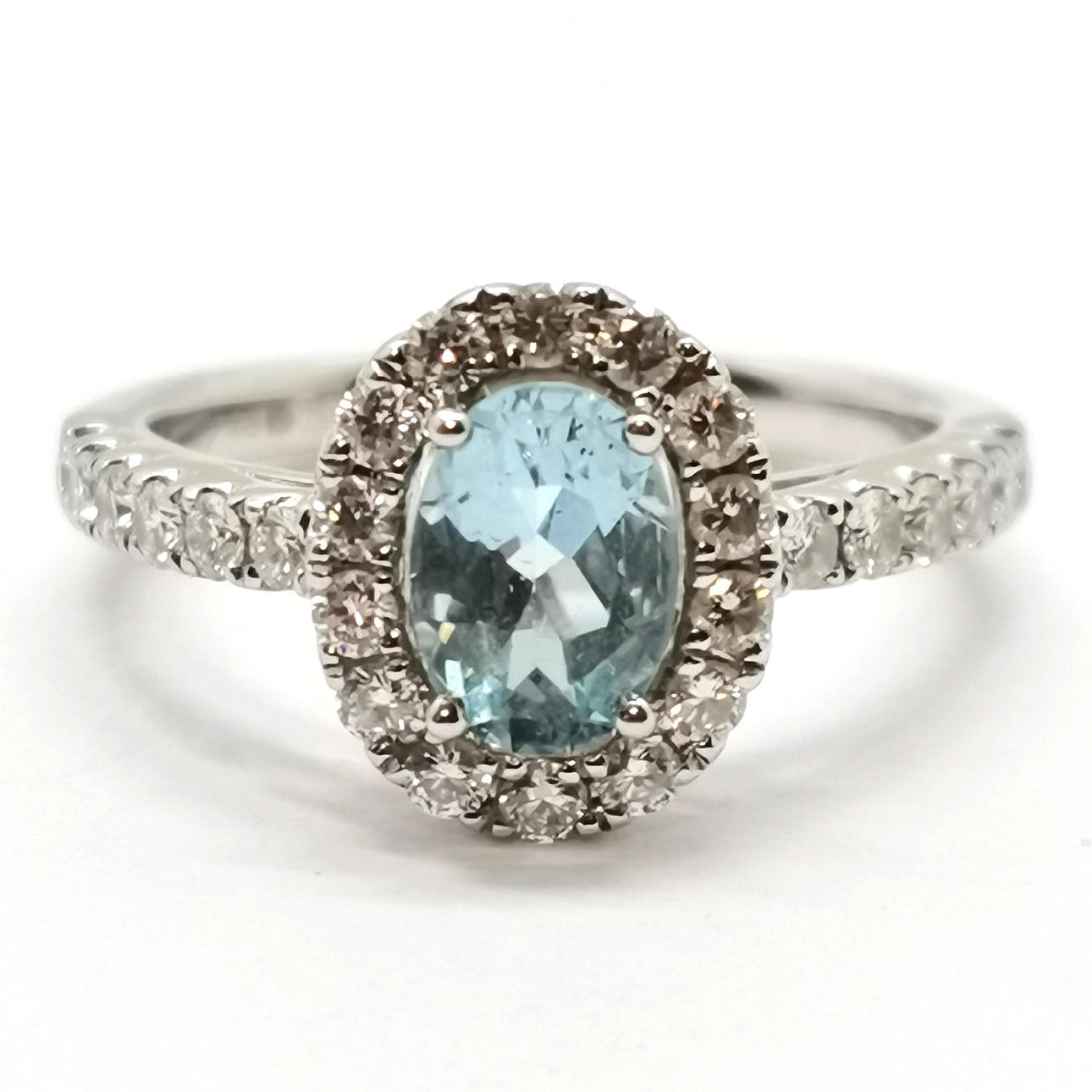 18ct WHITE GOLD AQUAMARINE & DIAMOND CLUSTER RING.