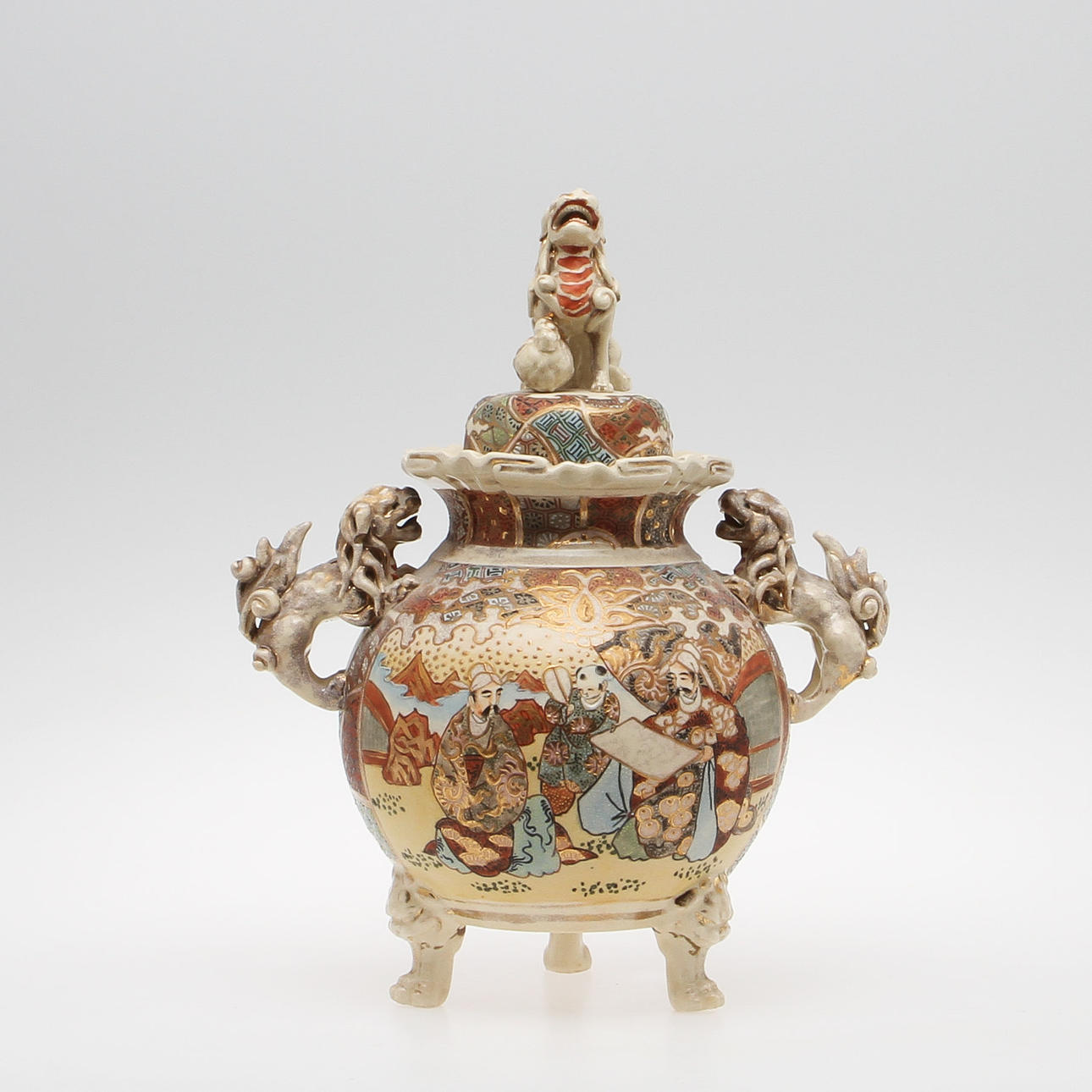 URNA MED LOCK, porslin. Satsuma, Japan 1900-tal.