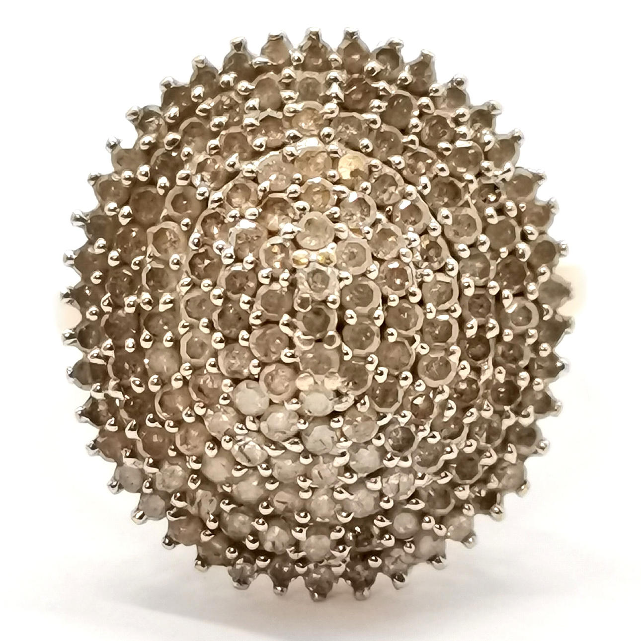 18ct GOLD MULTI-DIAMOND CLUSTER RING.