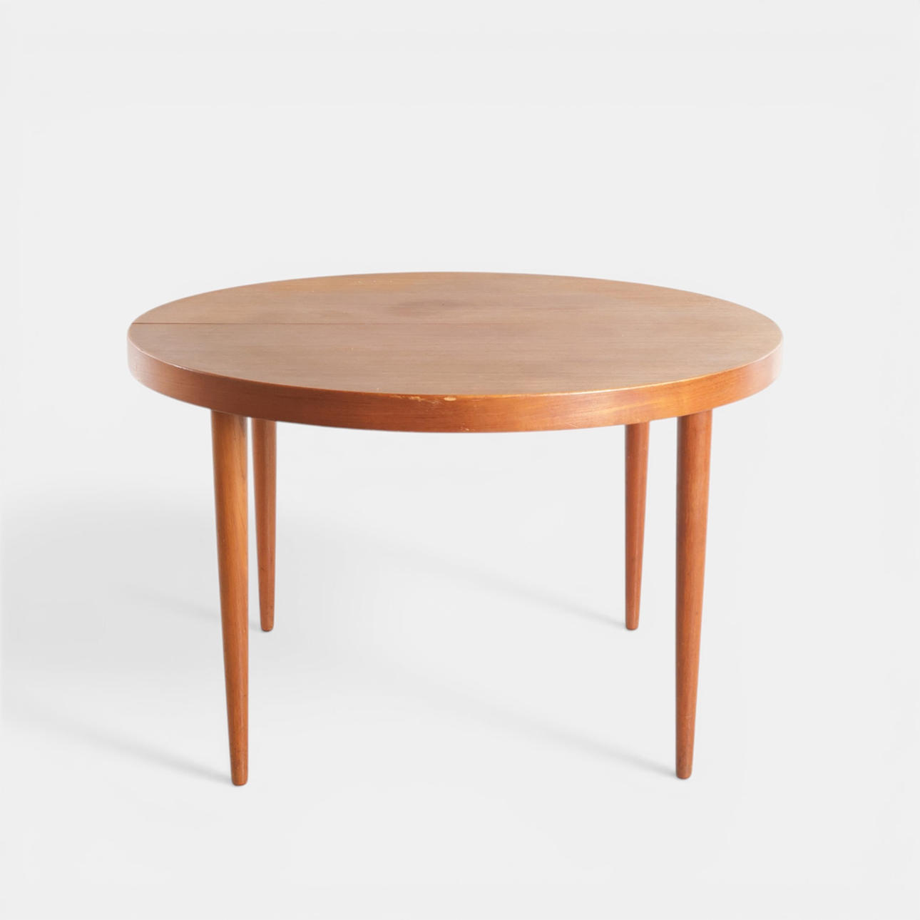 VILLY SCHOU ANDERSEN. Circular teak dining table, pull-out plate and single additional plate with sarg. Conducted at Schou Andersen. Denmark, 1960s (2).