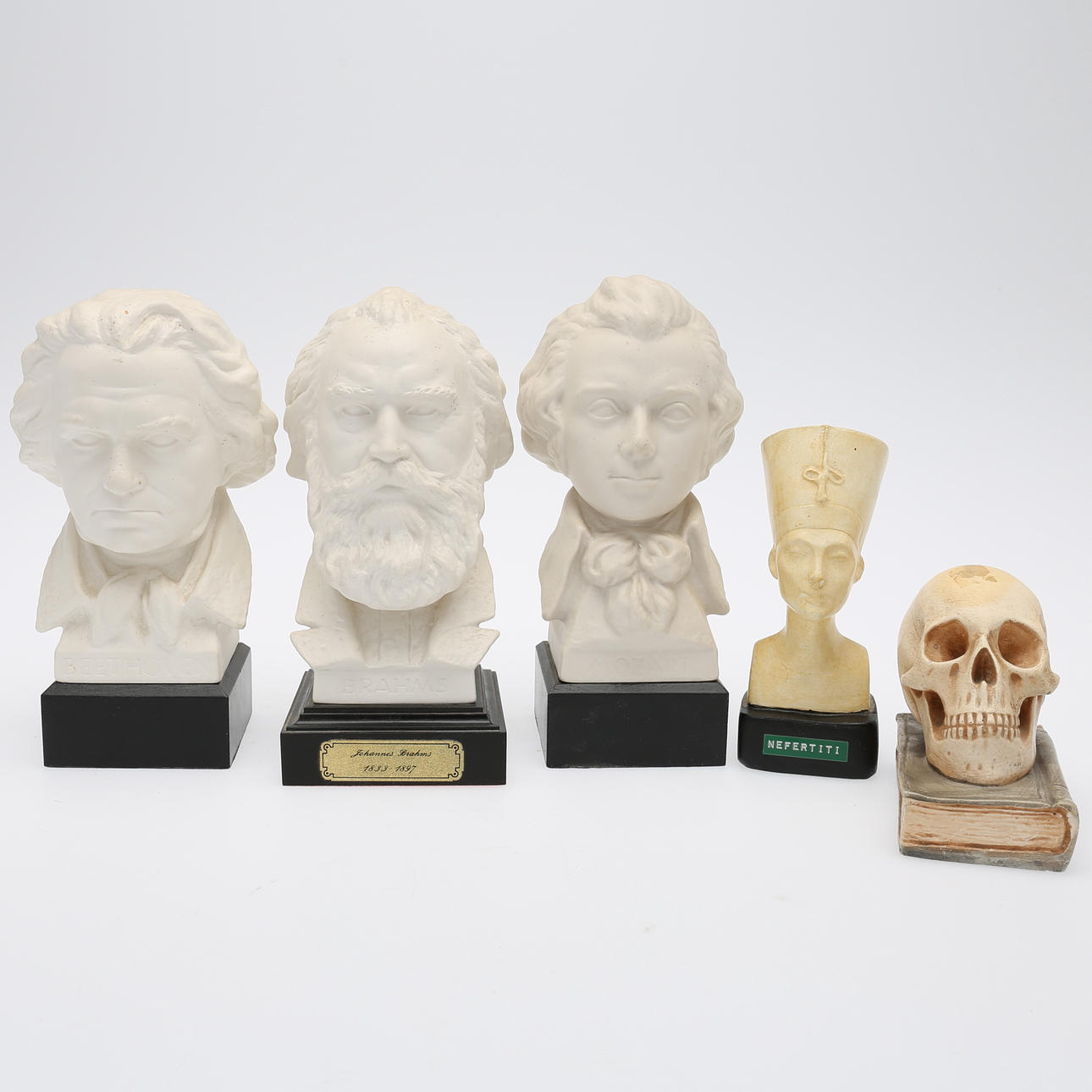 SKULPTURER, konstmassa, 5 stycken.