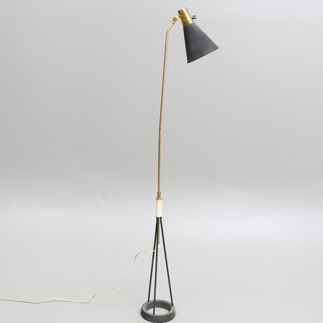 GOLVLAMPA, plåt, mässing, omkring 1900- talets mitt.