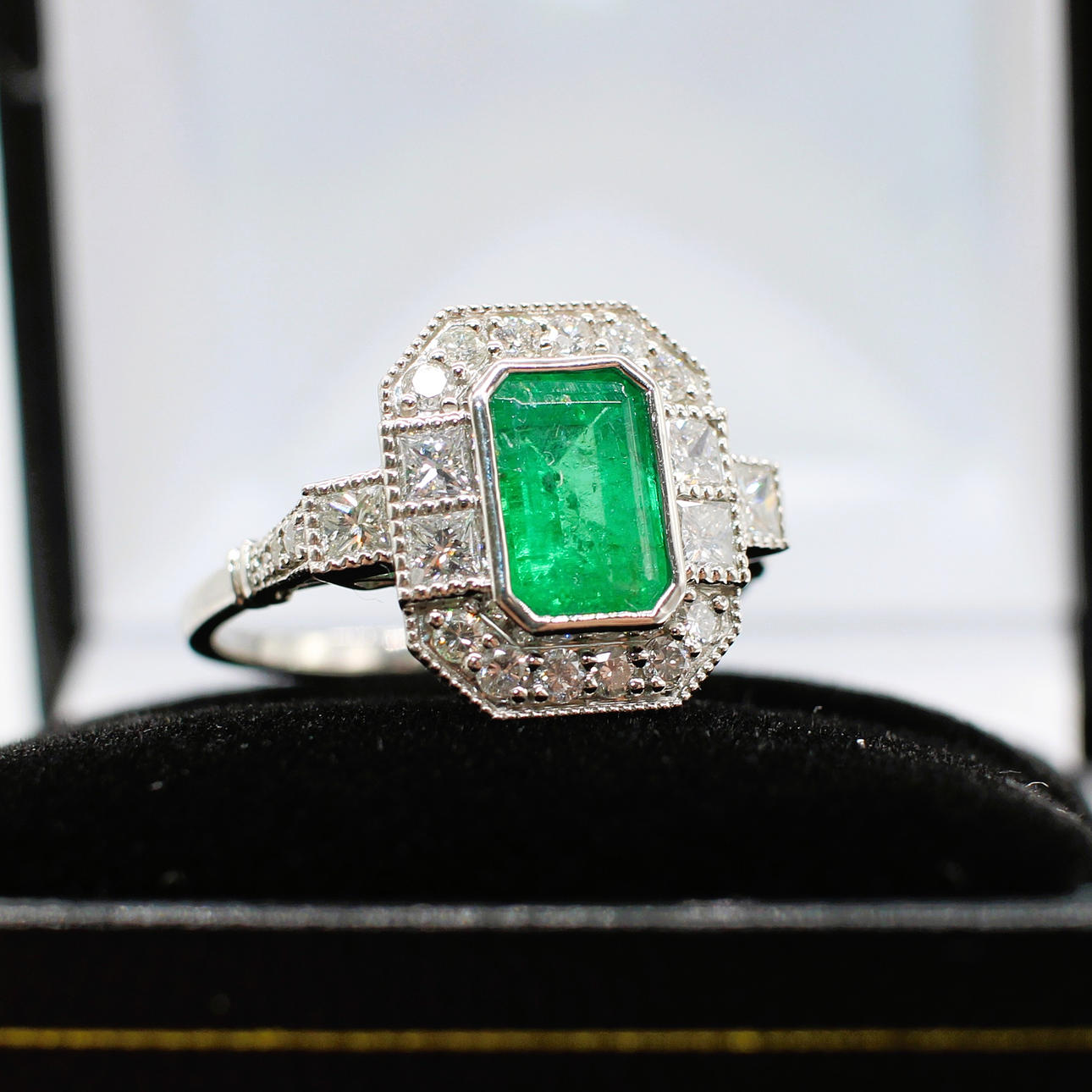 EMERALD & DIAMOND ART DECO STYLE RING.