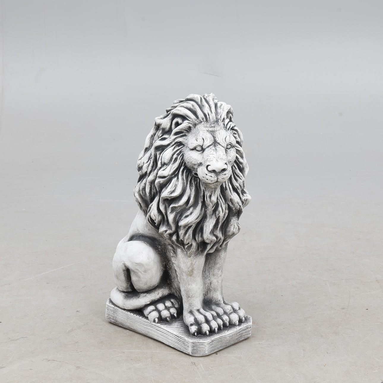 SCULPTURE, lion, concrete.