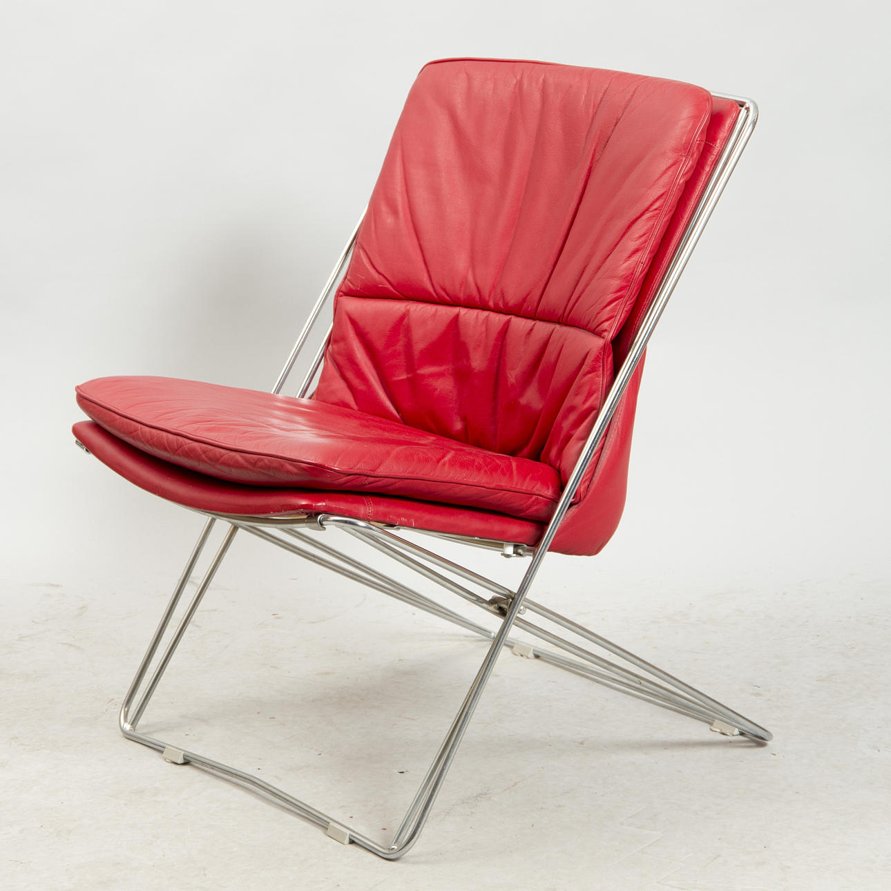 FÅTÖLJ, rött skinn med kromunderrede, Ire AB, Skillingaryd.