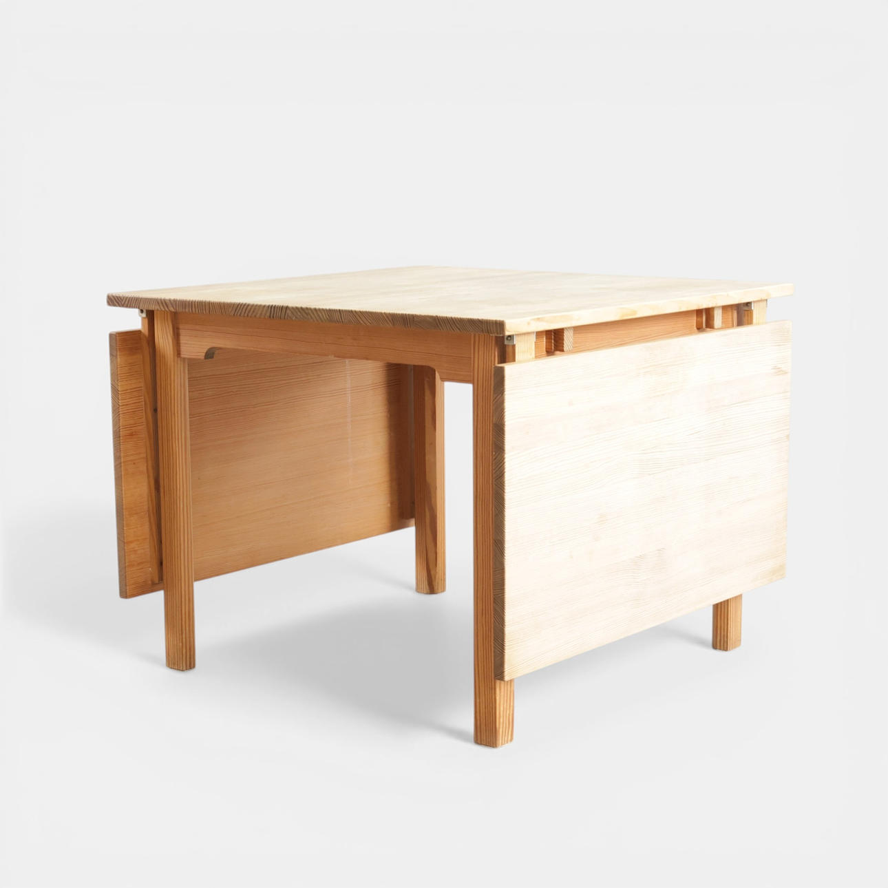 BERNT PETERSEN. Dining table of solid Pitch pine with flaps. Designed in 1964. Manufactured at Fuglsangs Møbelfabrik, Skals. Denmark, 1960s.