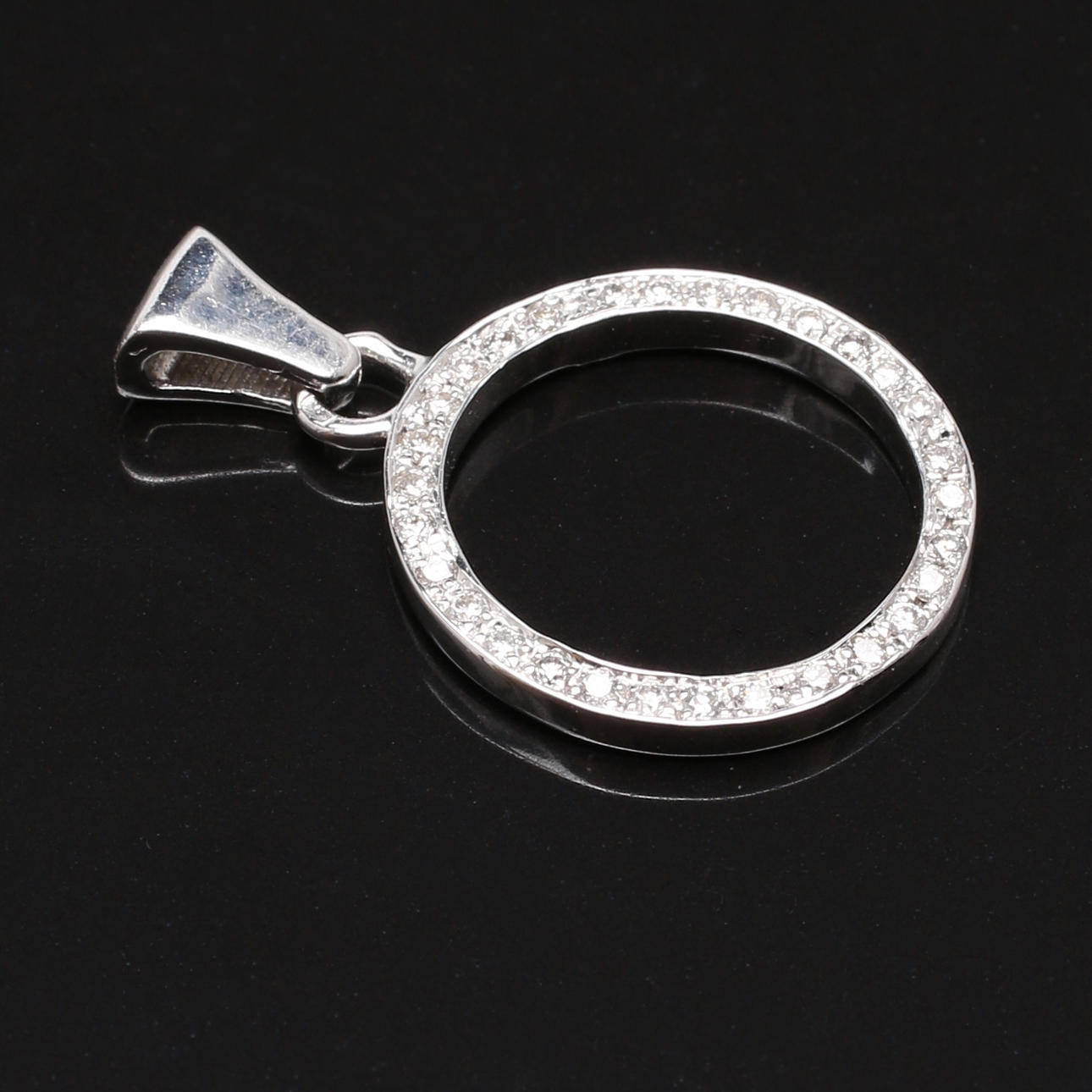 HÄNGE i 14 K vitguld med diamanter 0,40 ct.