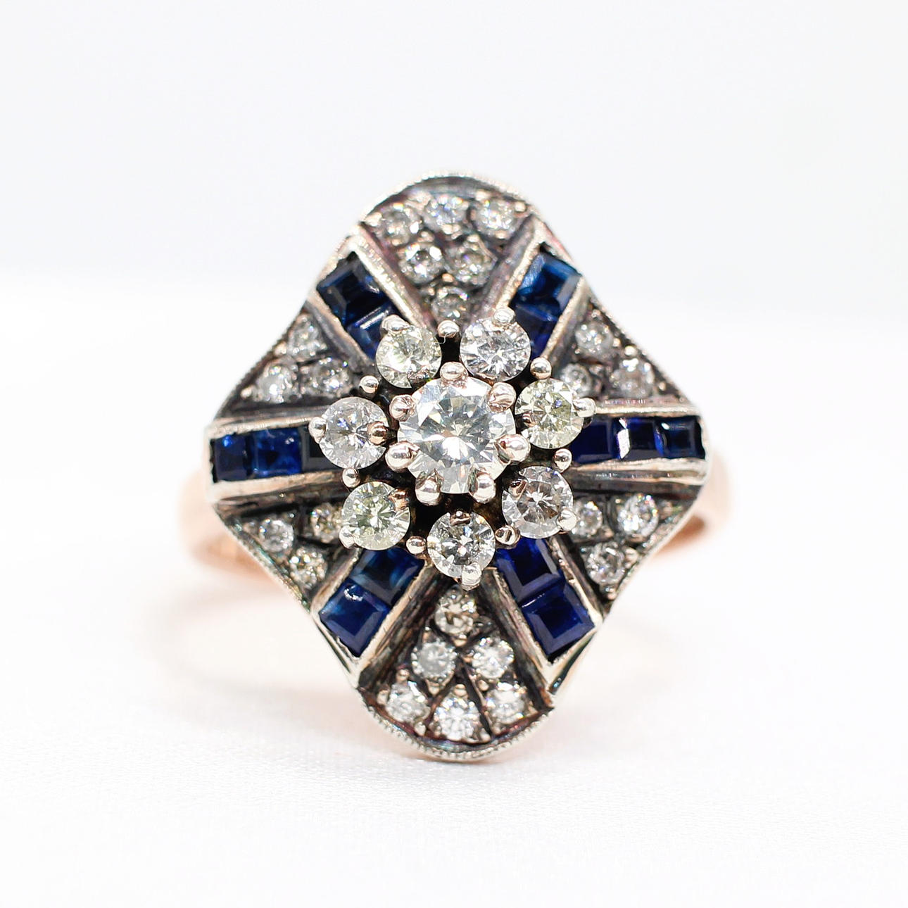 DIAMOND & SAPPHIRE RING.