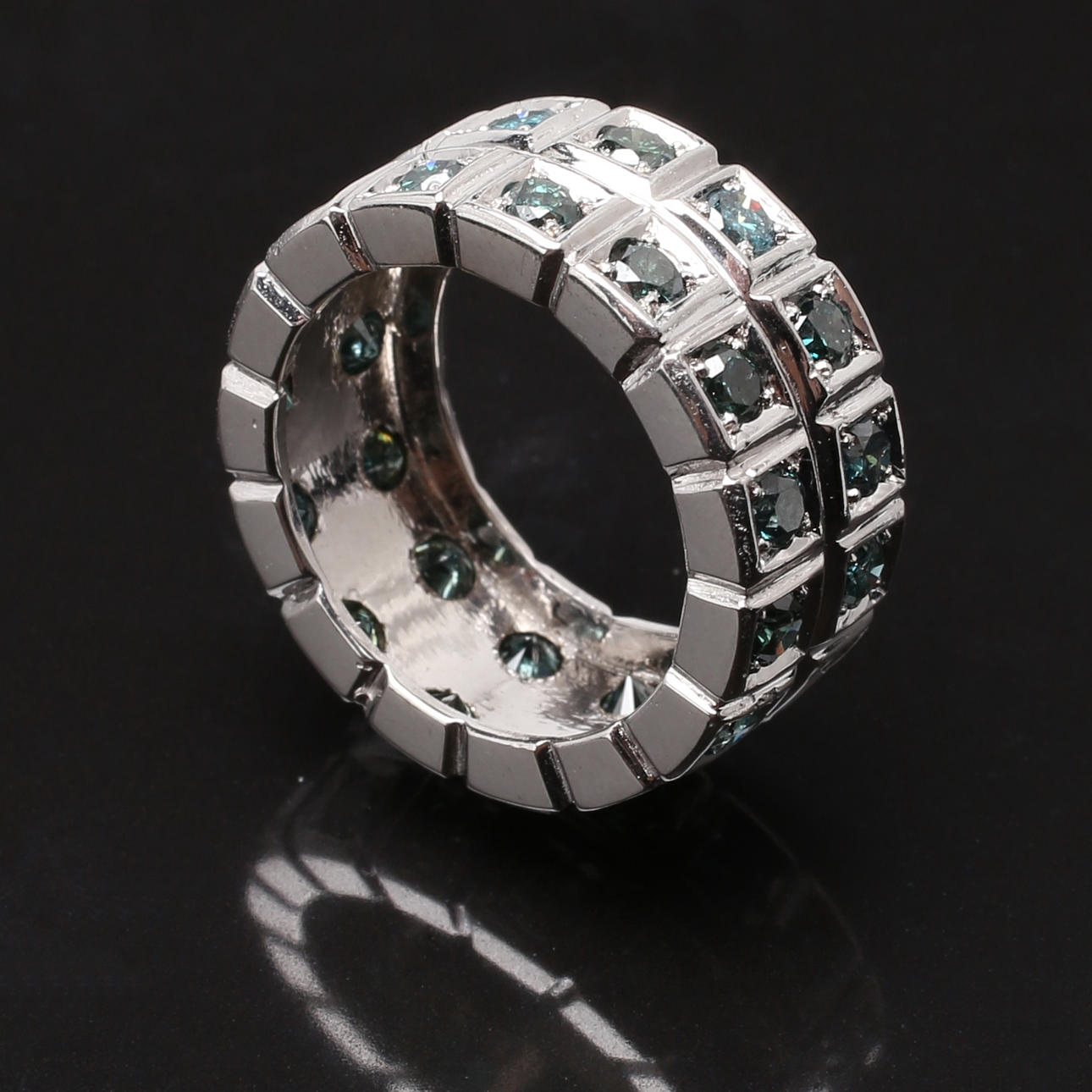 RING i 14 K vitguld med fancy green blue diamanter 3,00 ct.