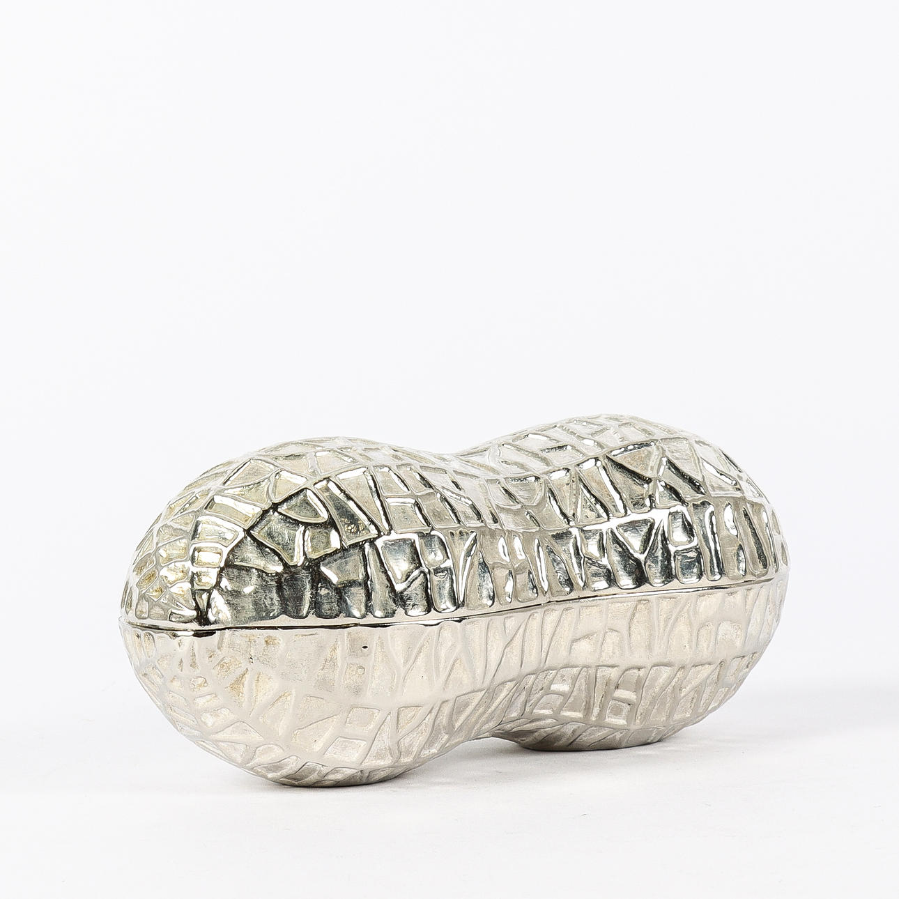 ASK i form av jordnöt, vitmetall.