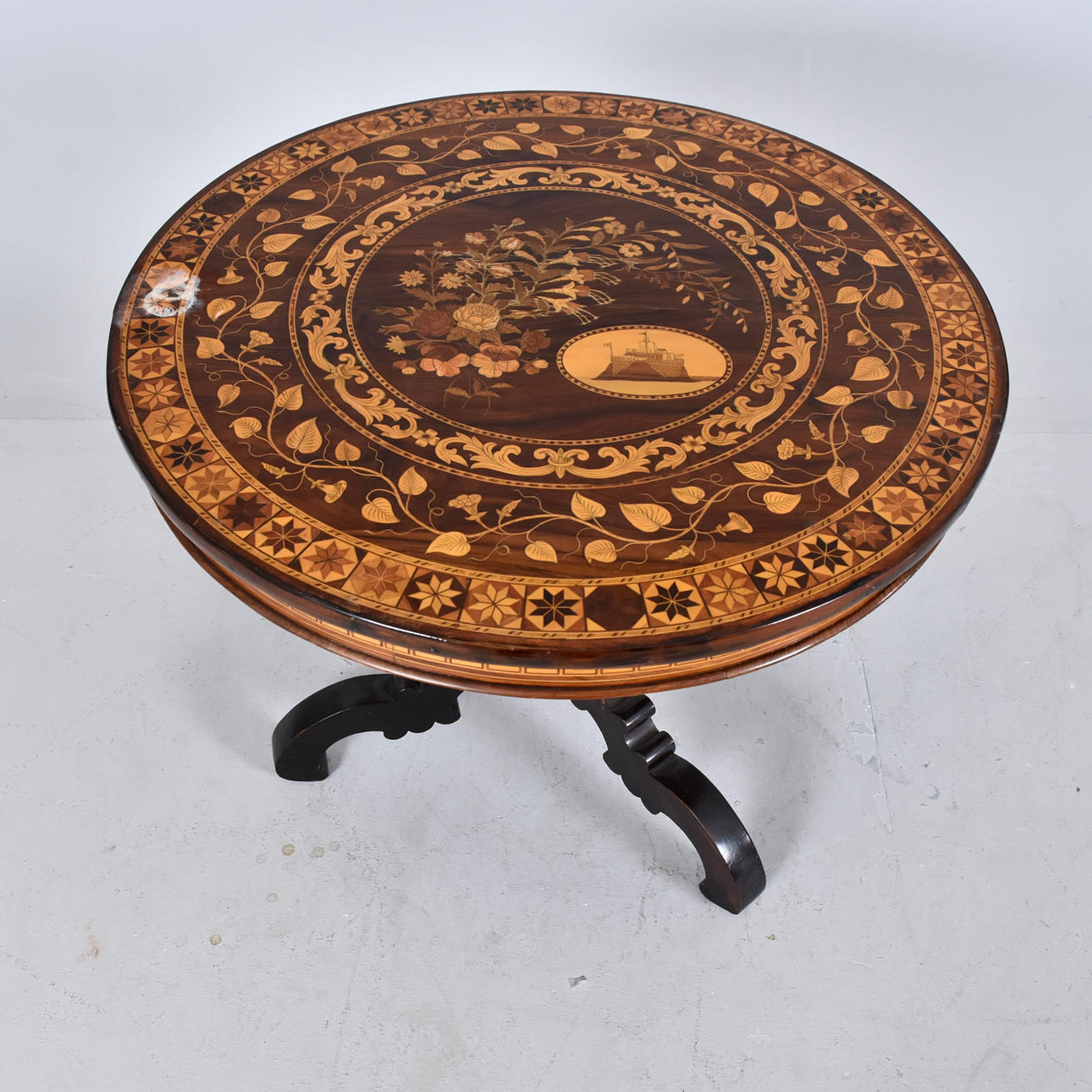 A walnut coffee table with intarsia, 19th century 2 lft.