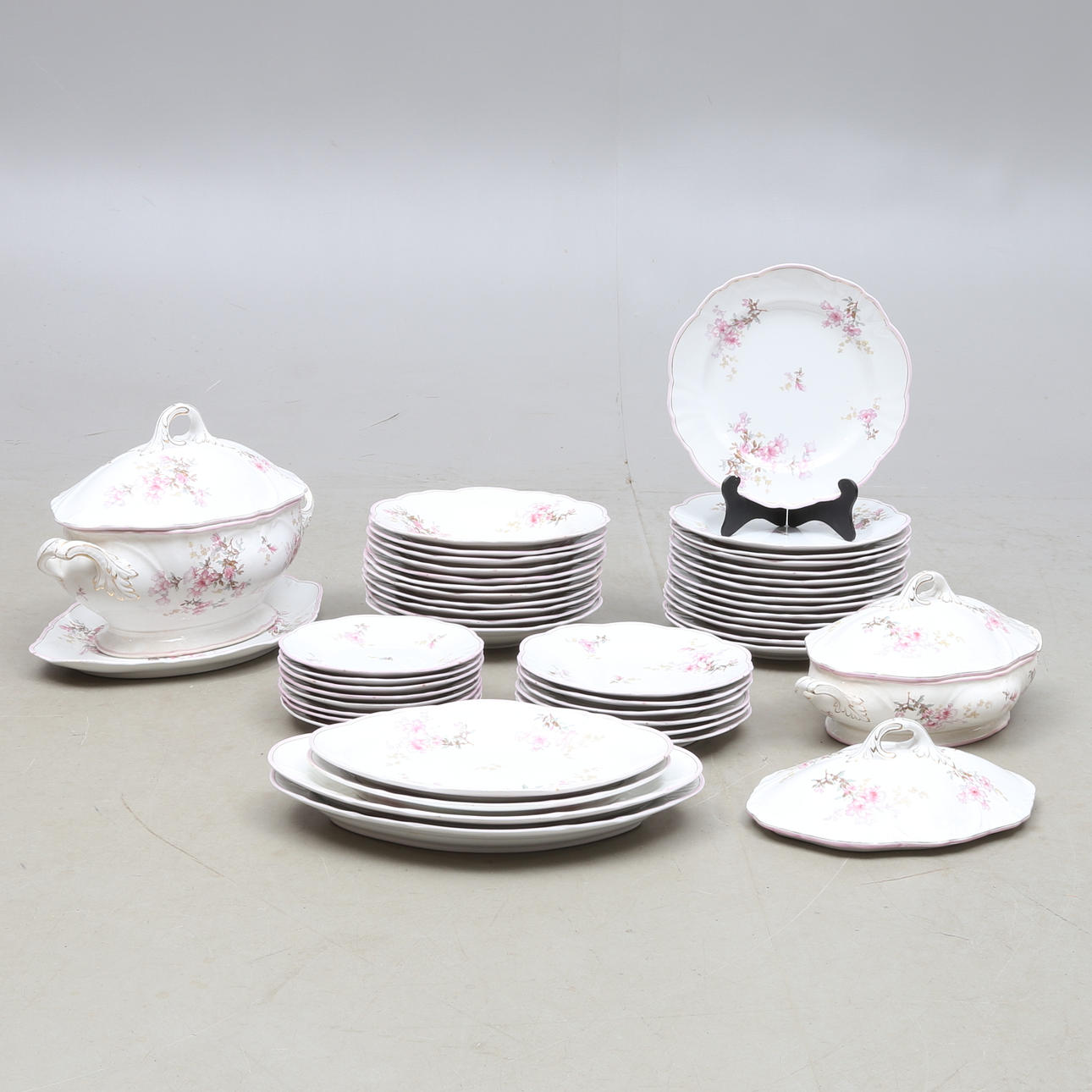 MATSERVIS, 45 delar, flintgods, "Azalea", Rörstrand, omkring 1900.