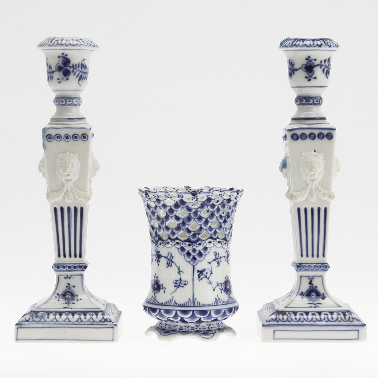 LJUSSTAKAR, ett par amt VAS, porslin, Royal Copenhagen.