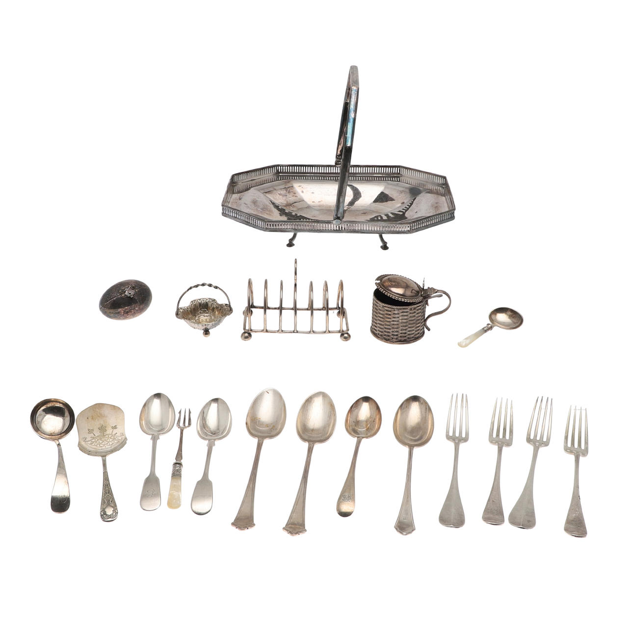 A SMALL LOT OF SILVER PLATED ITEMS.