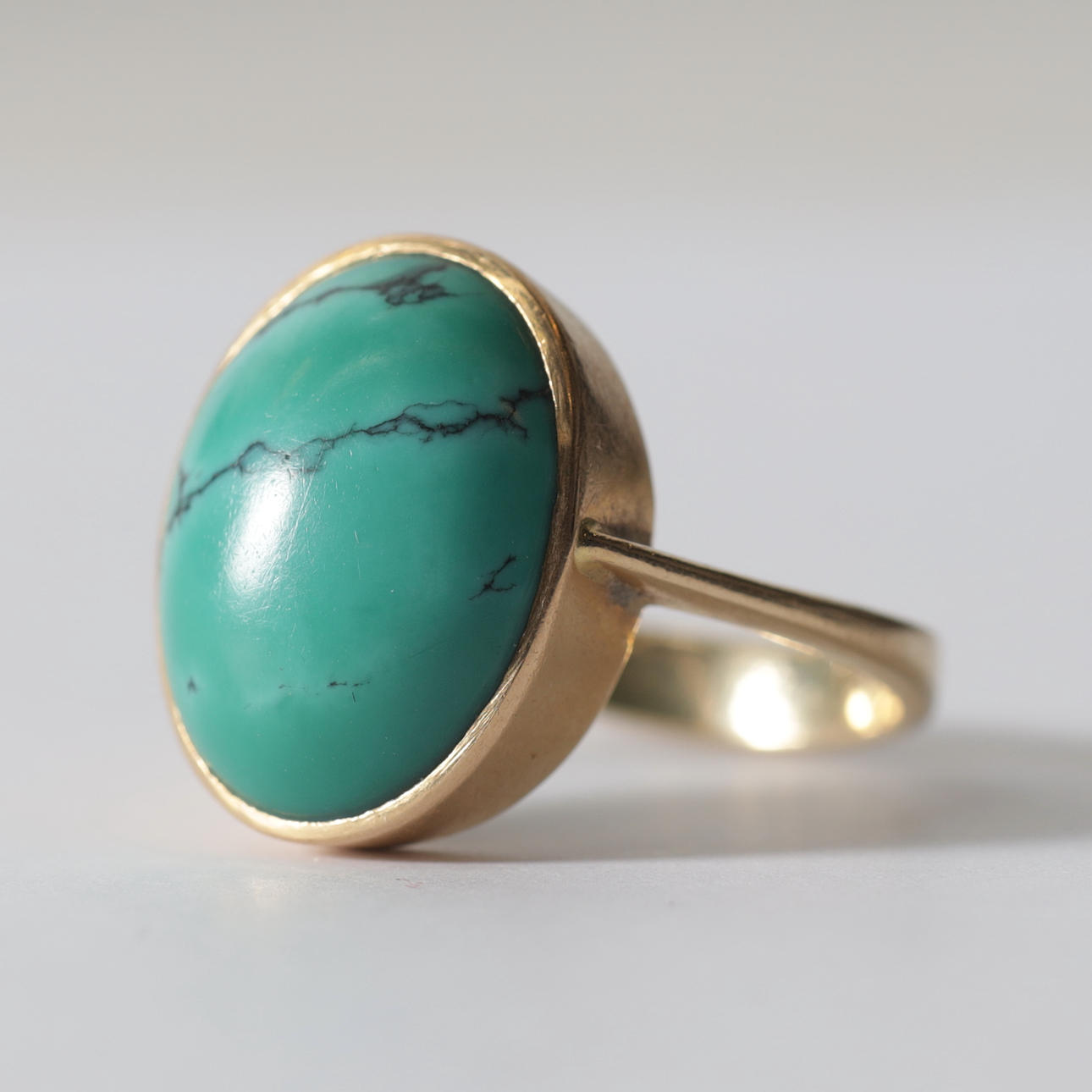 RING, 18K gold & turquoise. Total weight approx. 7.7 grams.