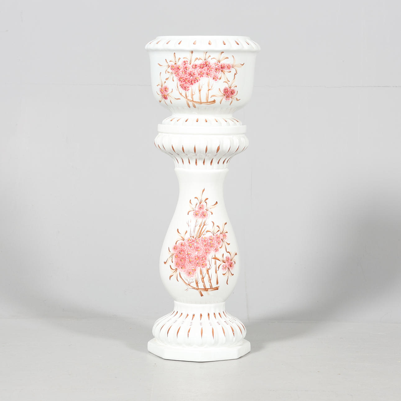 PEDESTAL WITH OUTER LINING, porcelain.