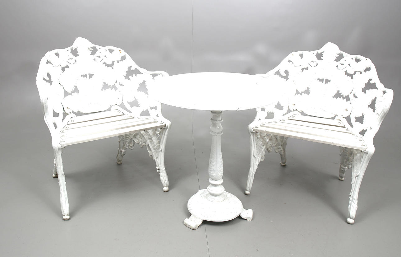 TRÄDGÅRDSFÅTÖLJER OCH BORD, gjutjärn och träribbor, 3 delar, Byarums Bruk, 1900-talets andra hälft.