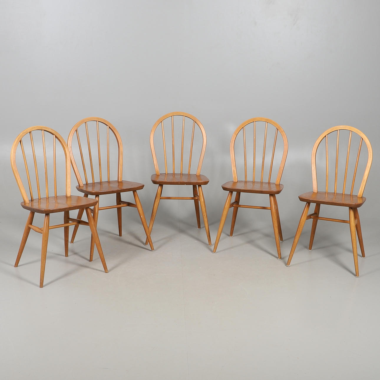 A SET OF FIVE ERCOL SPINDLE BACK DINING CHAIRS.