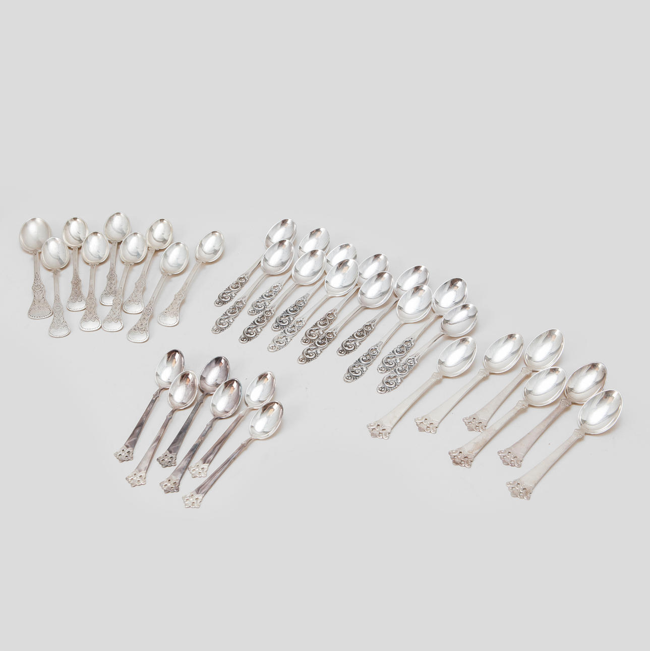 SPOONS, 33 pieces, silver. Weight 335 grams.