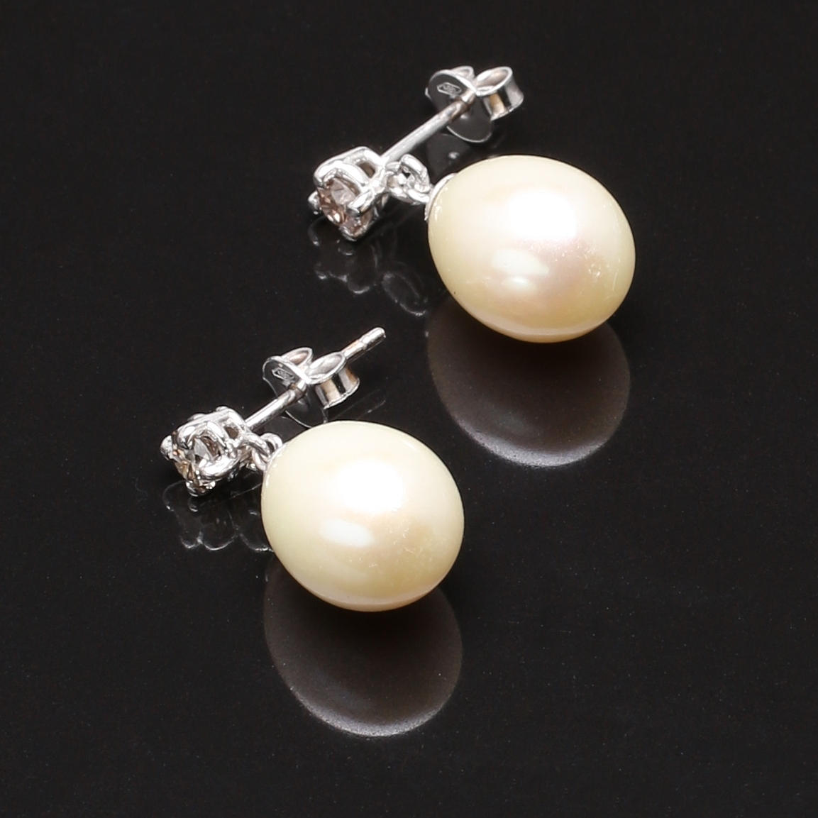 PÄRLÖRHÄNGEN I 14 K vitguld med diamanter 0,30 ct.