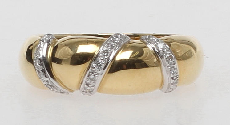 RING, 18k guld med diamanter. Vikt 5,4 gram.