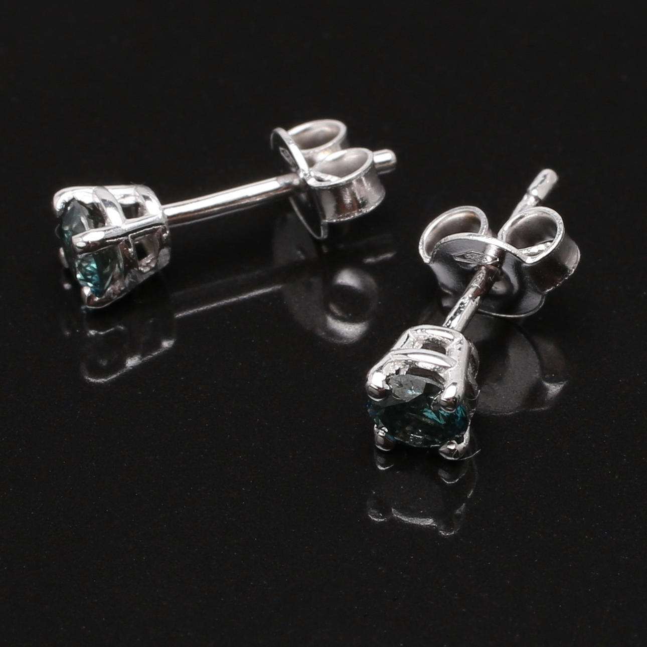 ENSTENSÖRHÄNGEN i 14 K vitguld med fancy blue diamanter om totalt 0,44 ct.