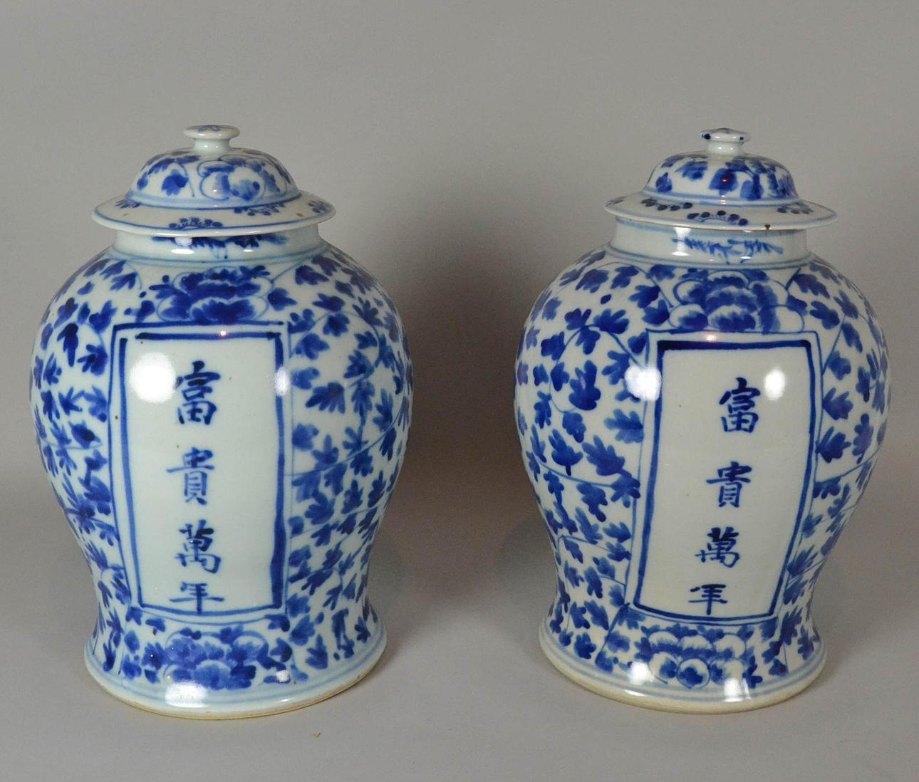 TVÅ LOCK VASER PORSLIN.