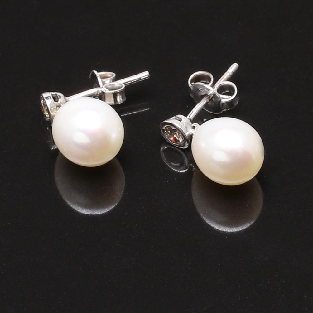 PÄRLÖRHÄNGEN i 14 K vitguld med diamanter 0,16 ct.