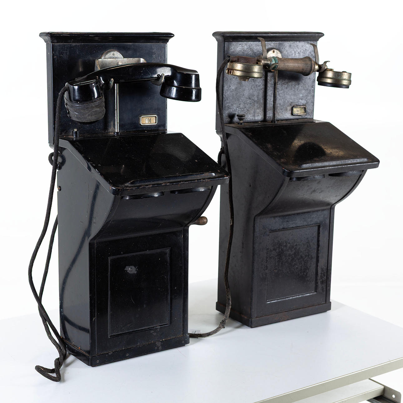 VÄGGTELEFONER, 1 par, 1900-talets början.