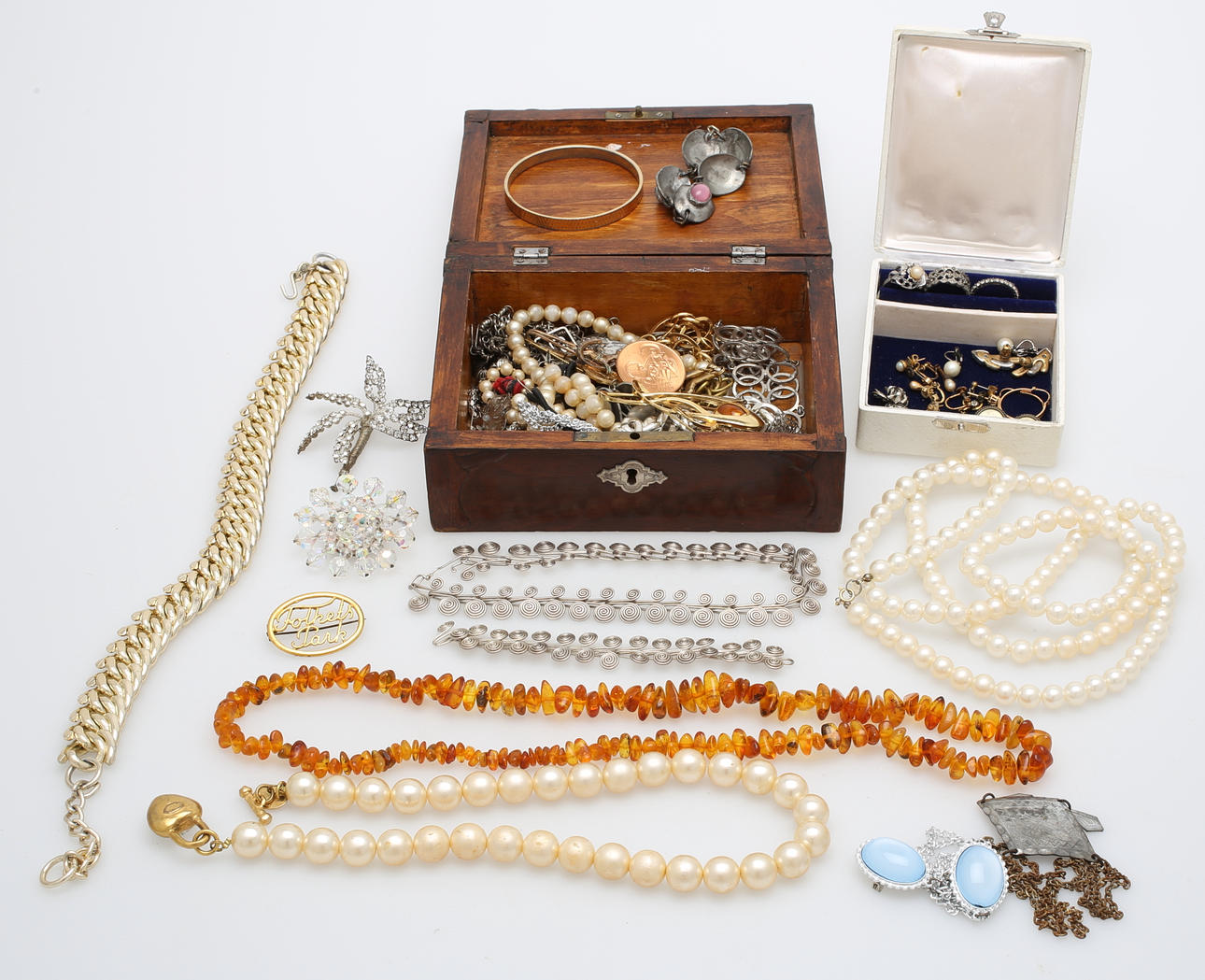 SMYCKEN, BIJOUTERIER, bl a Dyrberg Kern samt TRÄSKRIN.