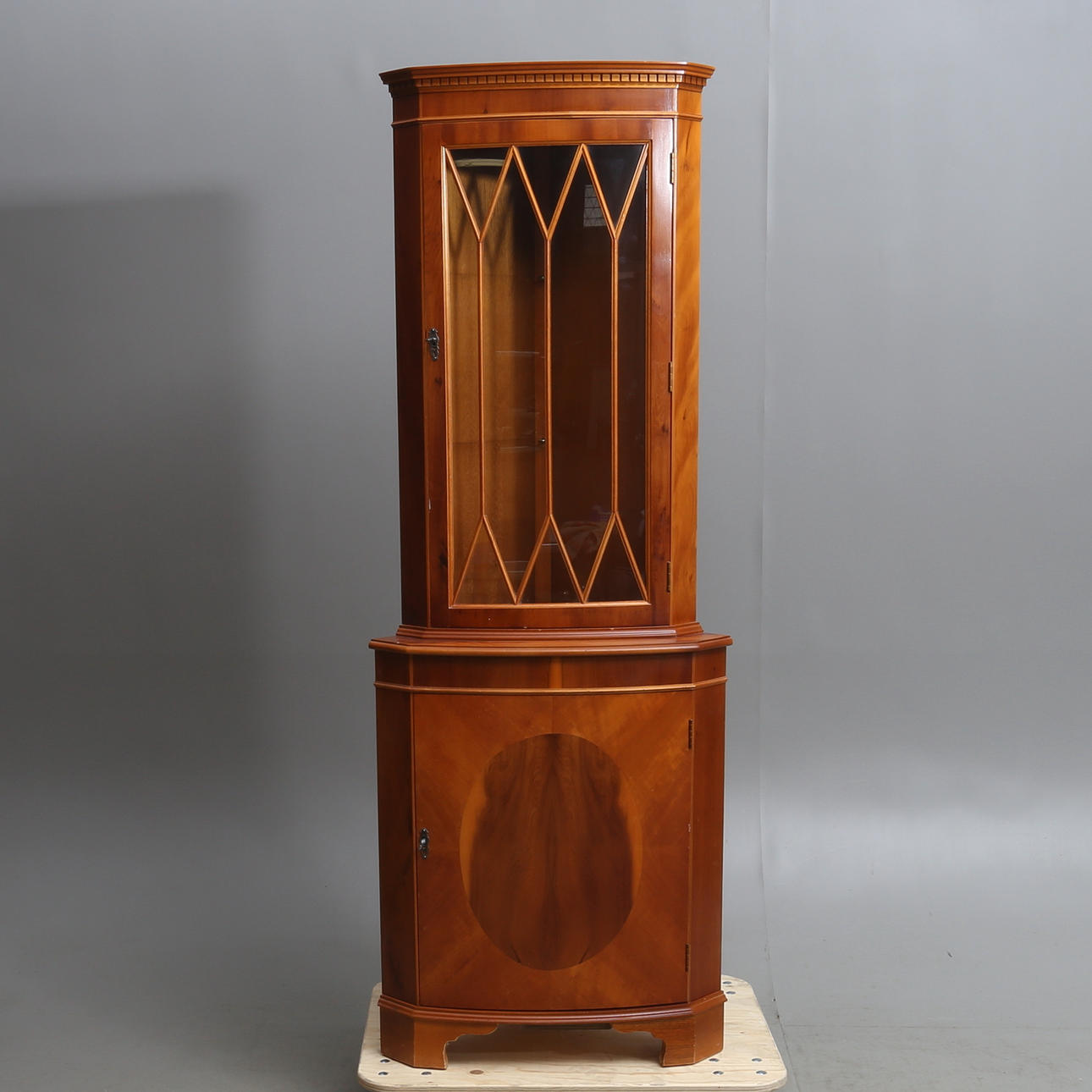 HÖRNVITRINSKÅP, engelsk stil, 1900-talets.