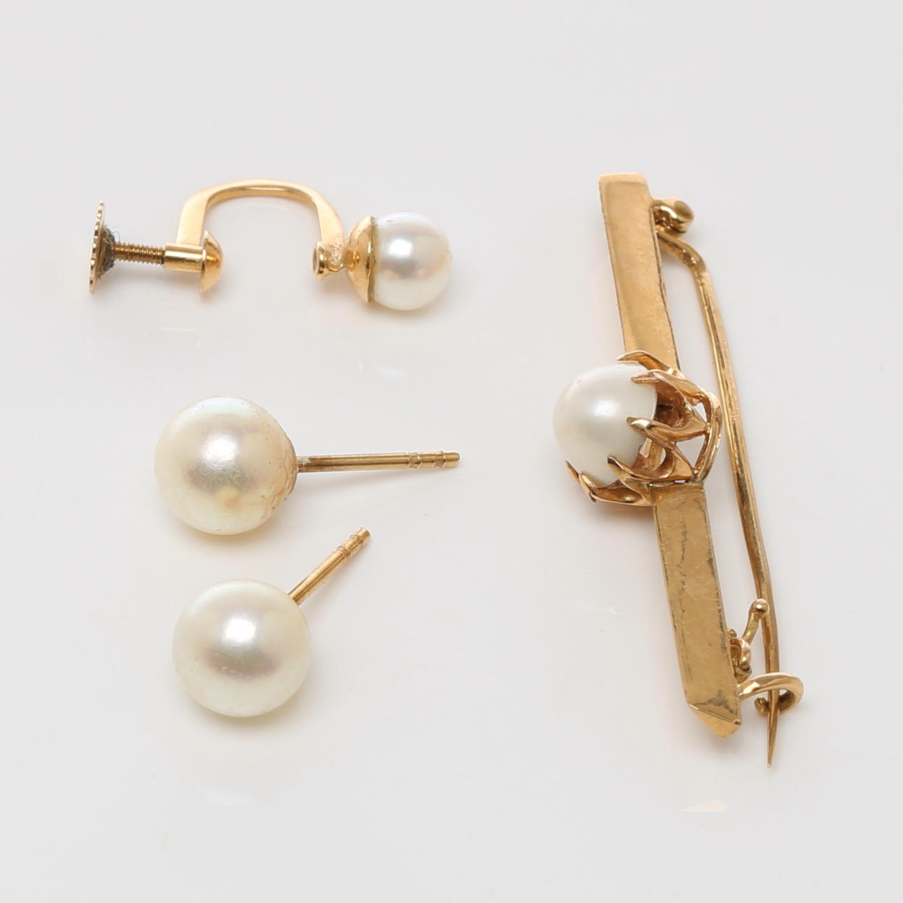 BROSCH, ÖRHÄNGE 18k guld samt ÖRHÄNGEN 1 par 14k guld, med odlade pärlor, 1900-tal.